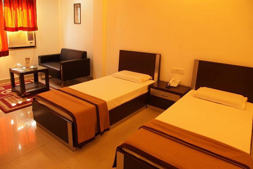 Hotel Lohmod At National Highway 8 - Free Airport Transffer Új-Delhi Kültér fotó
