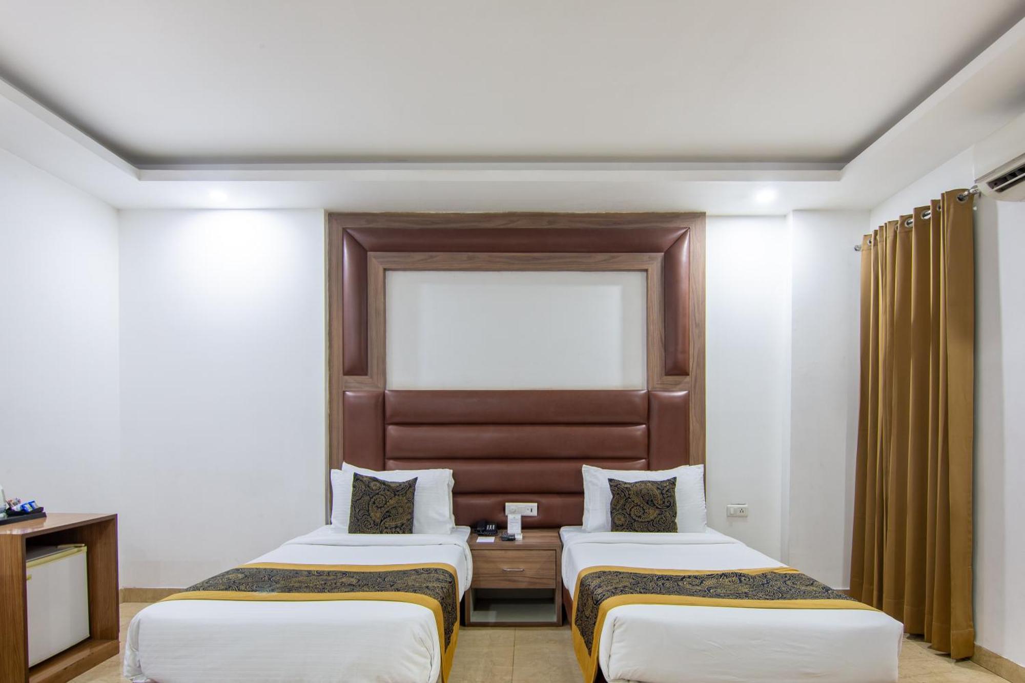 Hotel Lohmod At National Highway 8 - Free Airport Transffer Új-Delhi Kültér fotó
