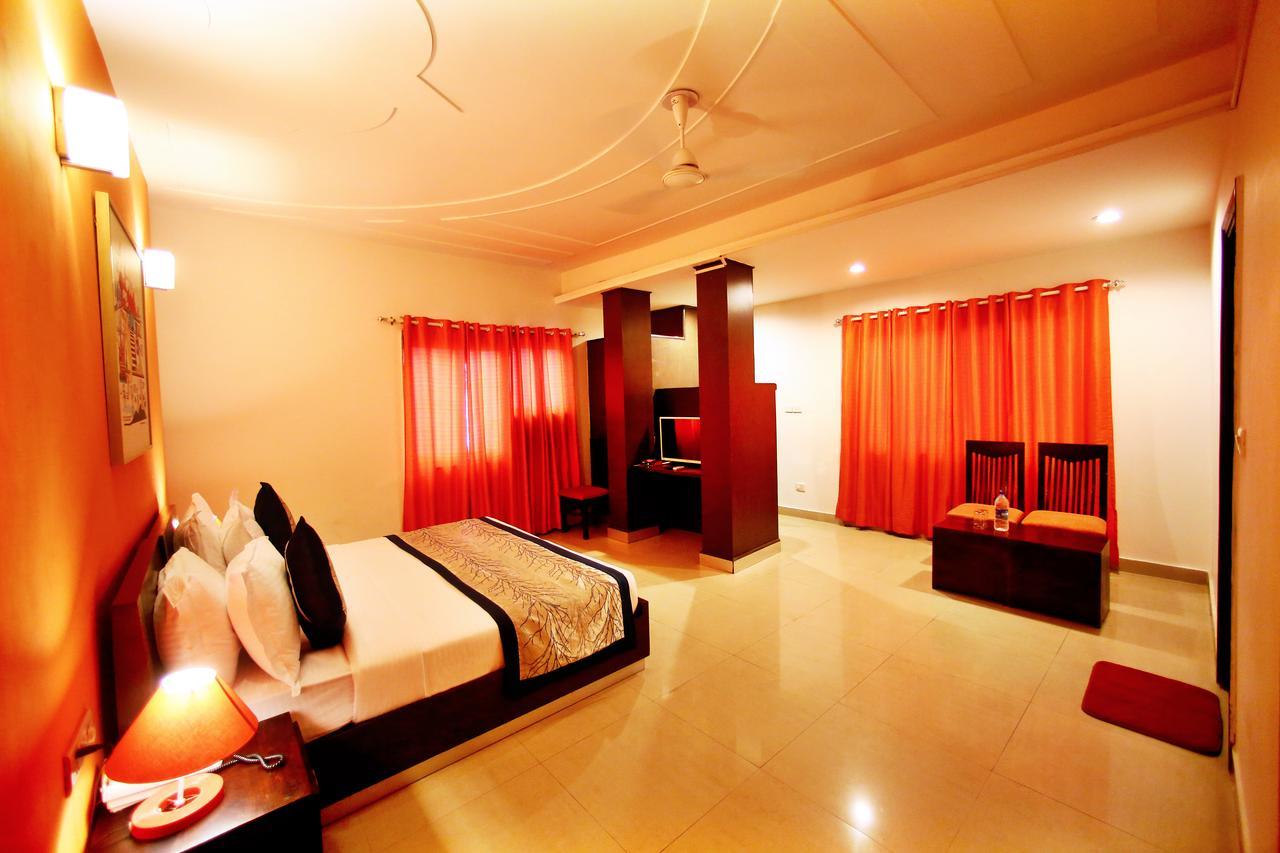 Hotel Lohmod At National Highway 8 - Free Airport Transffer Új-Delhi Kültér fotó