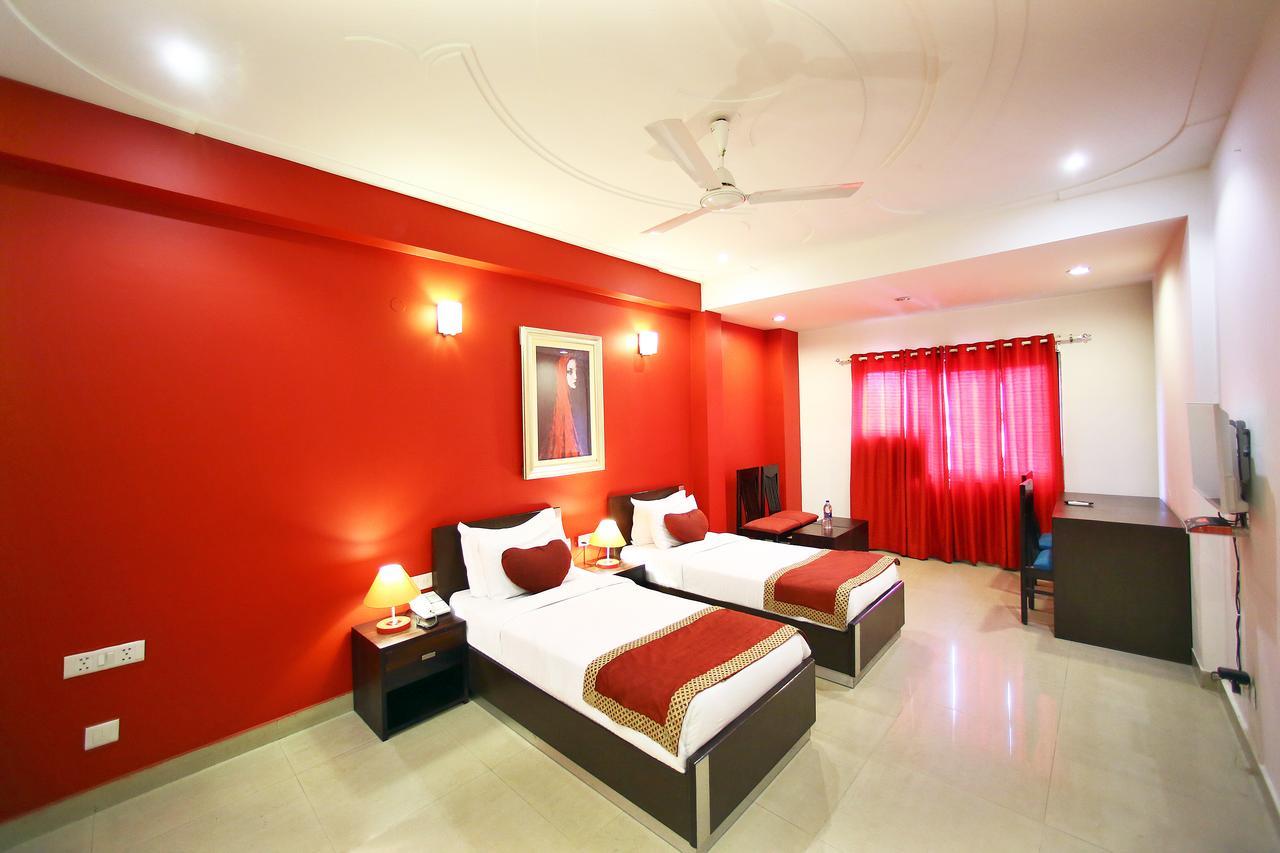 Hotel Lohmod At National Highway 8 - Free Airport Transffer Új-Delhi Kültér fotó