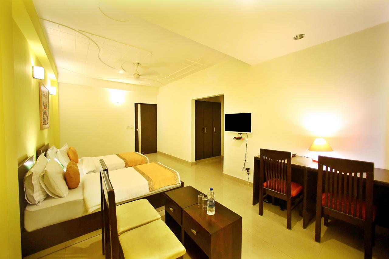 Hotel Lohmod At National Highway 8 - Free Airport Transffer Új-Delhi Kültér fotó